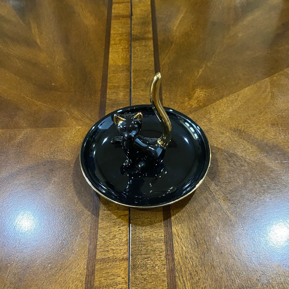 Black and gold glass cat ring holder